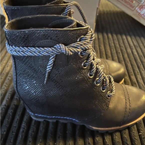 Gorgeous Sorel 1964 Premium Wedge Joan Bootie Black & Blue Women 7.5 Boots - Picture 3 of 10